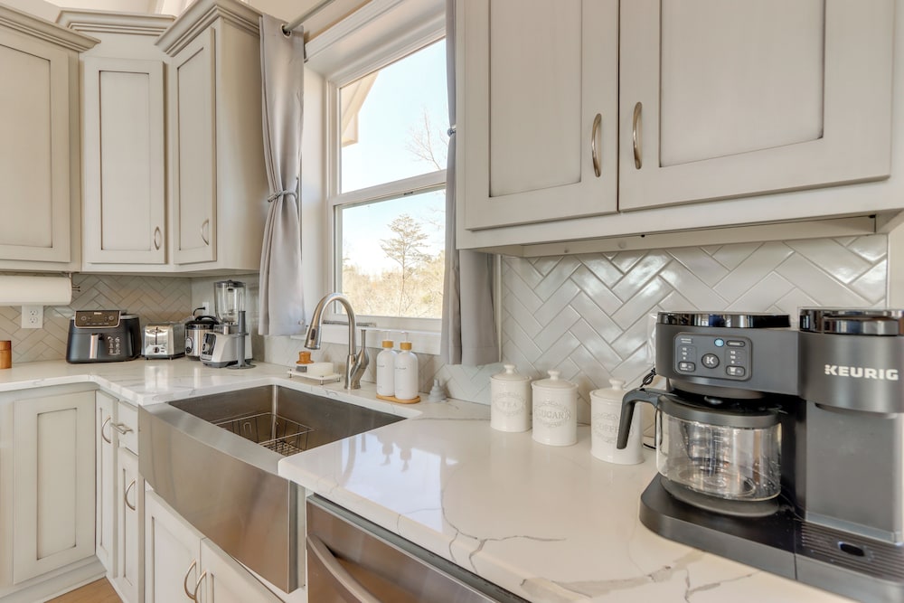 11 Mi to Dtwn Ellijay: Newly Built Modern Cabin!