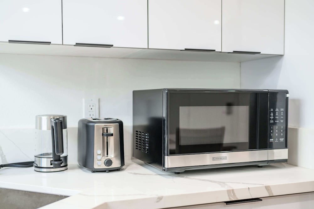 Not Affected by the Fire/modern Spacious Home With Parking & Fully Equipped Kitchen #3