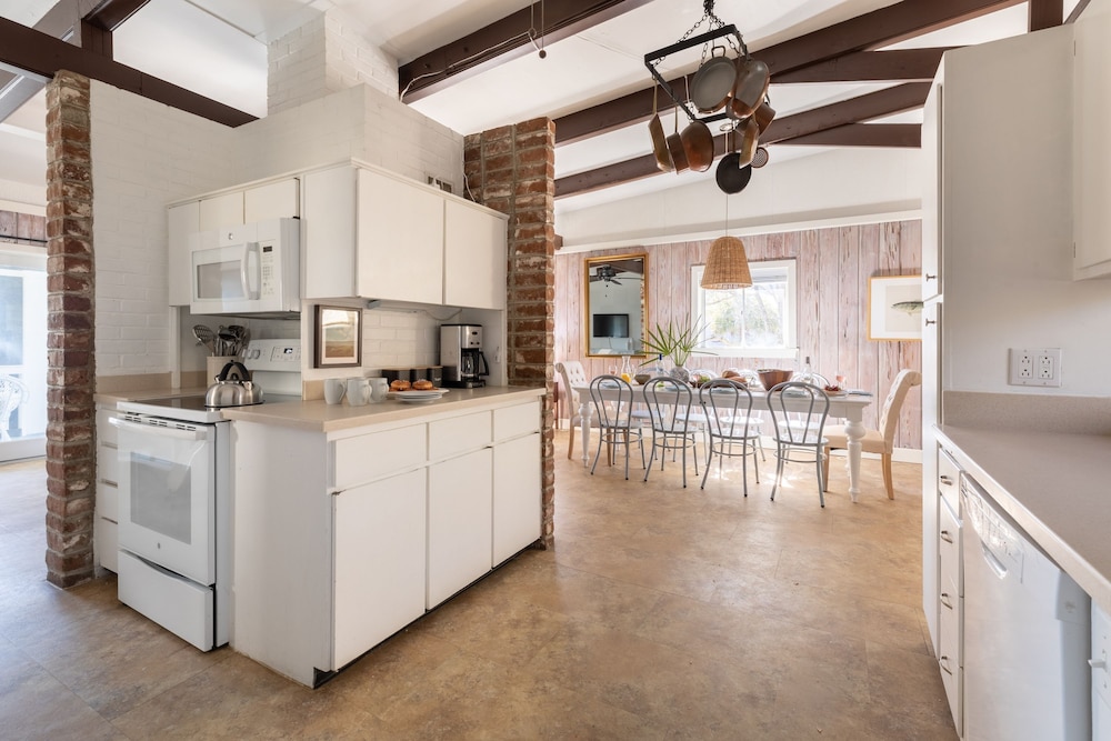 Sandpiper by Avantstay Gorgeous Beachside Home w Spacious Yard Chic Design