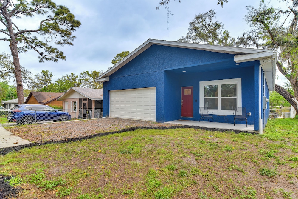 Close to Attractions: Tampa Retreat w/ Yard!