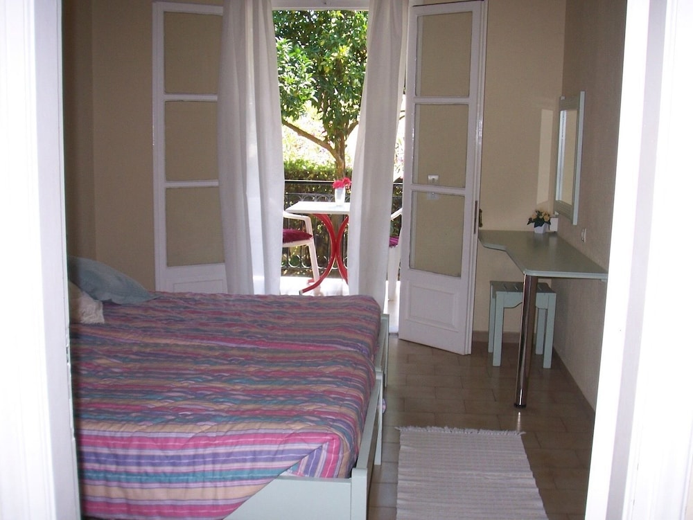 The Mayflower Studios & Apartments photo 3