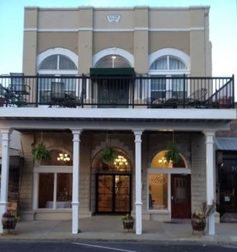 Monroe Vacations - Hamilton House Inn - Property Image 1