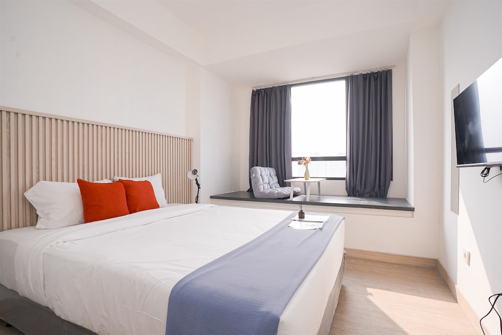 Comfortable Studio Room at Collins Boulevard Apartment