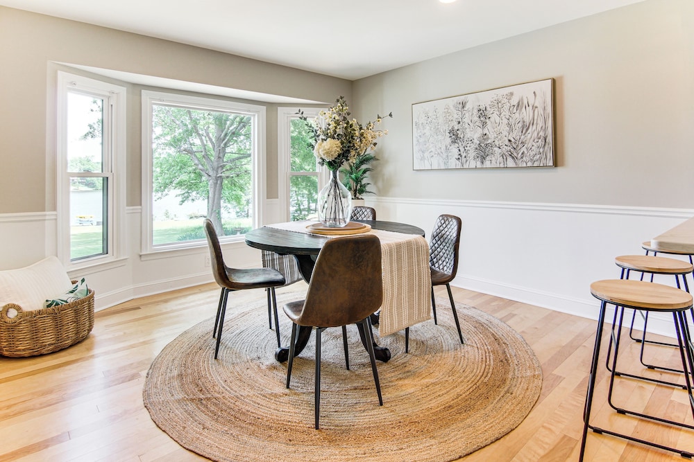 Newly Renovated Lake Bowen Home w/ Game Room!