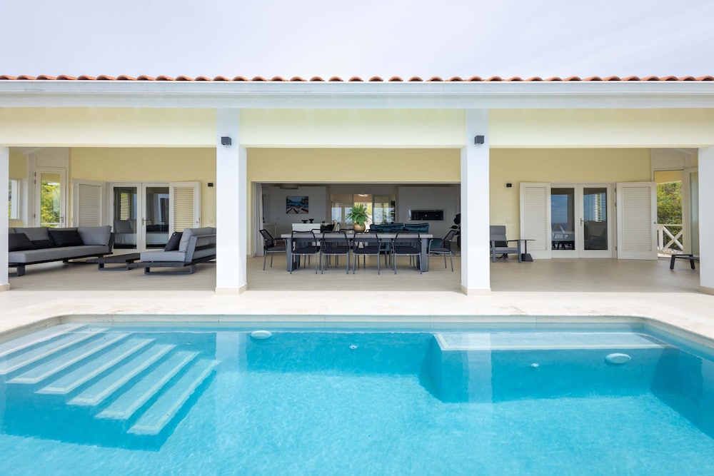 Villa Azure Vista 6BR Luxury Stay w 2 Pools