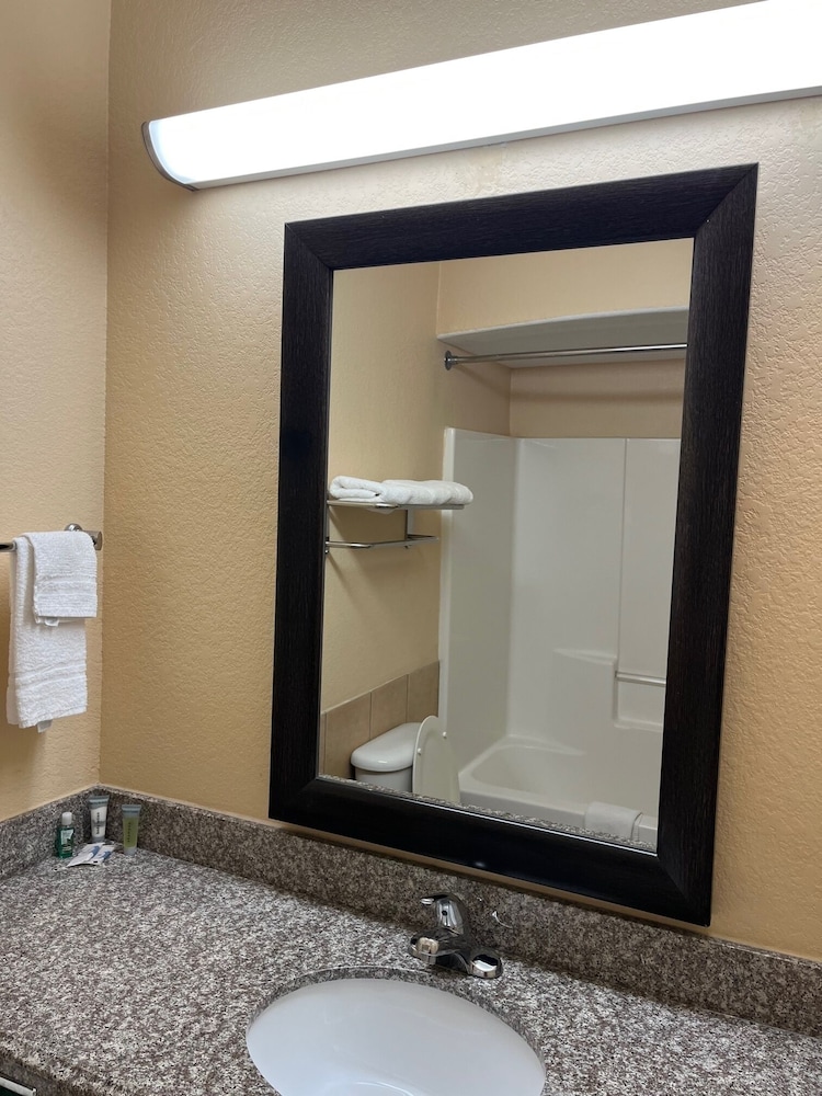 Capital O Deluxe Inn Channelview Houston I-10 view 5