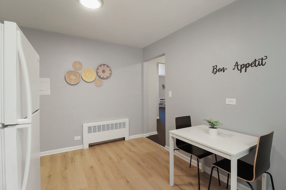 Cozy 1BR Apt Near Shops - Kimball C2