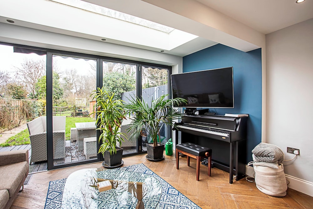 Modern and Spacious Colliers Wood Home