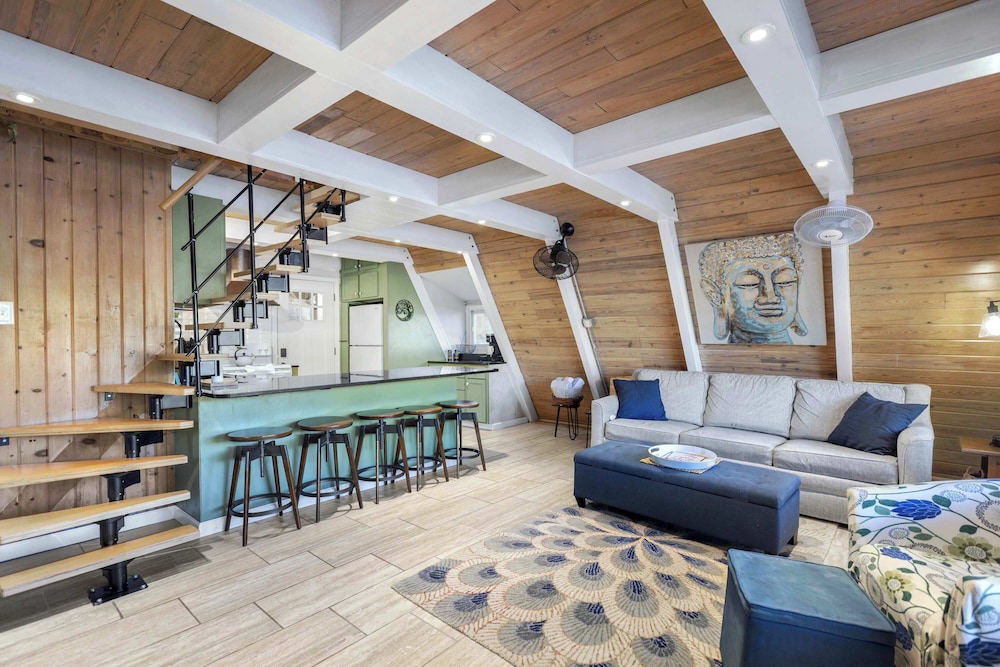 Sunrise Oasis - Enjoy Lakefront Living