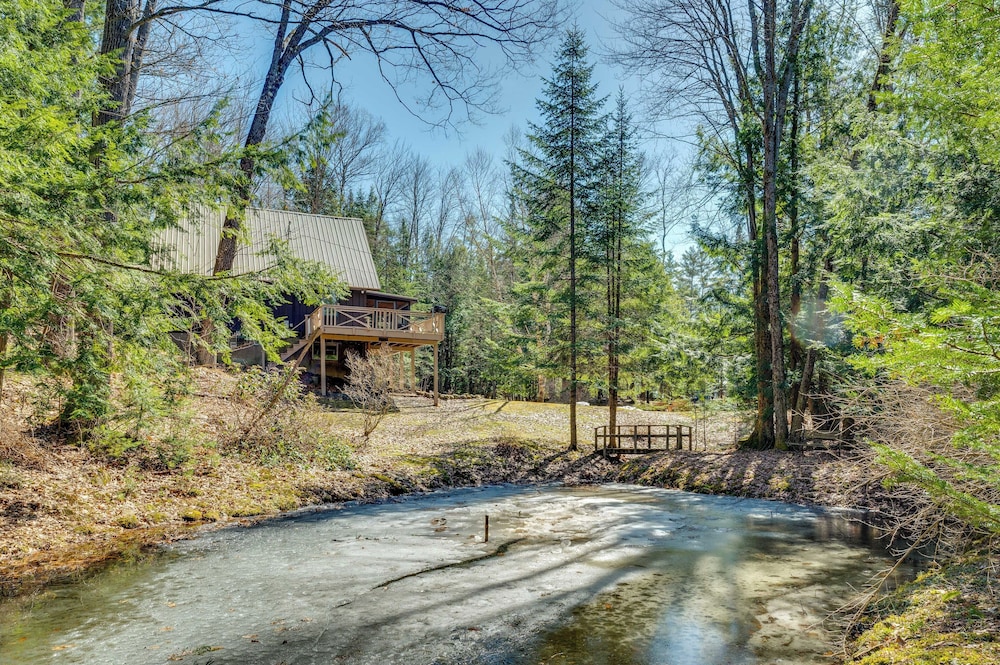 Haverhill Mtn Retreat: Hike, Ski, Relax in Hot Tub