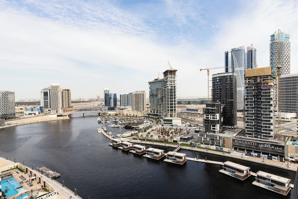 SIMPLY COMFORT Urban Chic Suites in J One Tower City & Canal Views