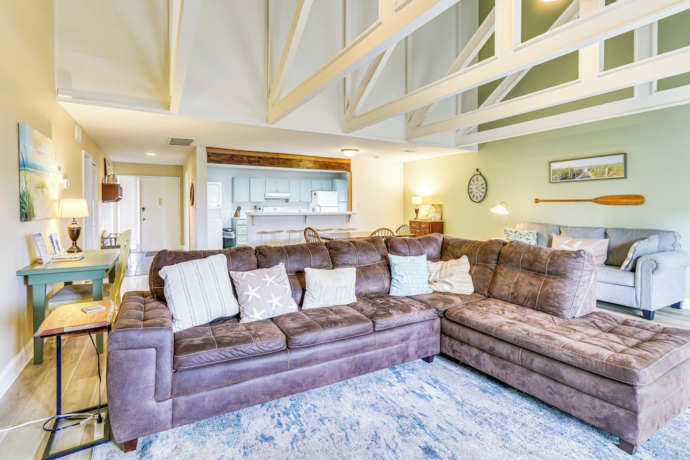Pool Access + Pet Friendly: Condo in Hilton Head
