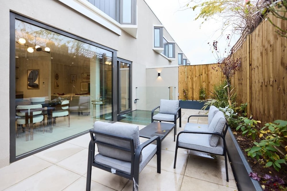 The Letchford Garden Mews - Elegant 2bdr House With Garden & Patio