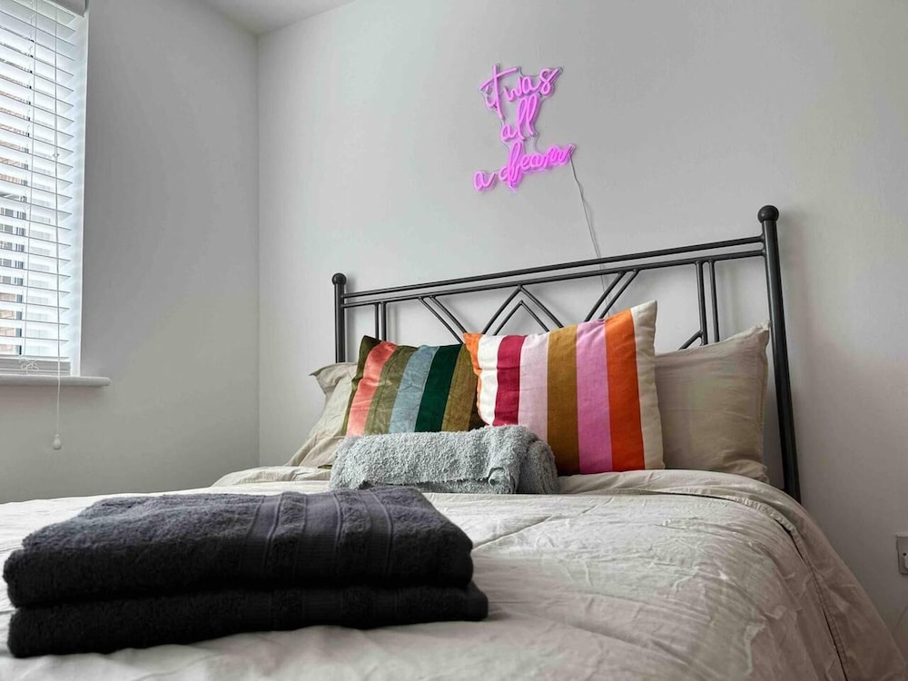 1-bed Apartment in Greater London Next to Station view 2