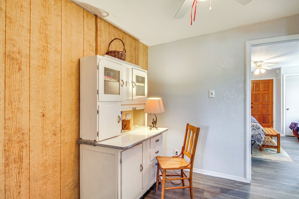 4 Mi to Rio Grande: Bosque Farms Home w/ Patio!