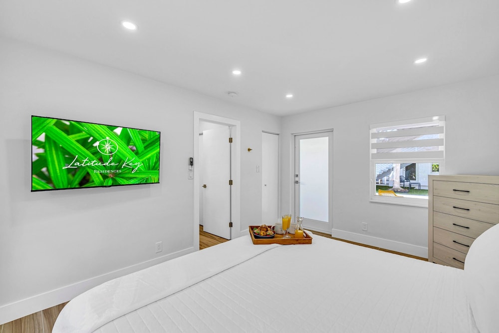 Beach Condo King Bed Lush Patio w BBQ Birch Key Six