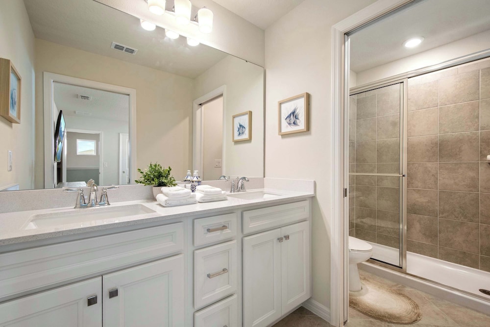 Bright & Spacious 7BR Pool Villa w/ Game Loft New Windsor Cay Resort Near Disney