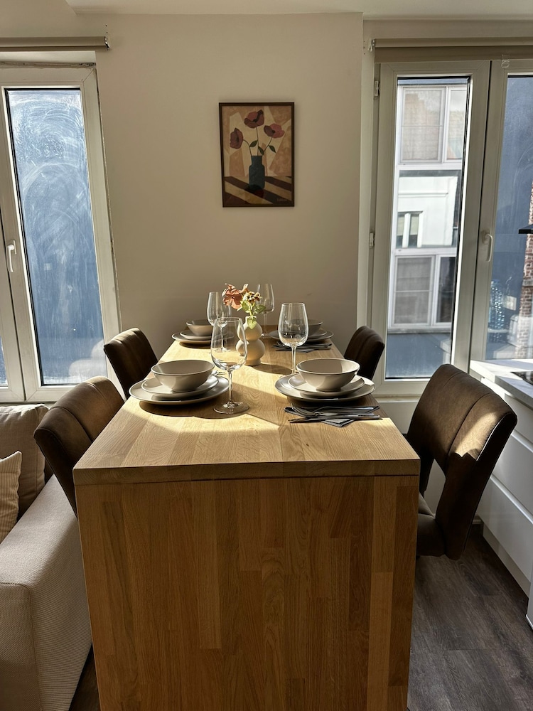 Modern 1BR plus LR Apt Near Gravensteen