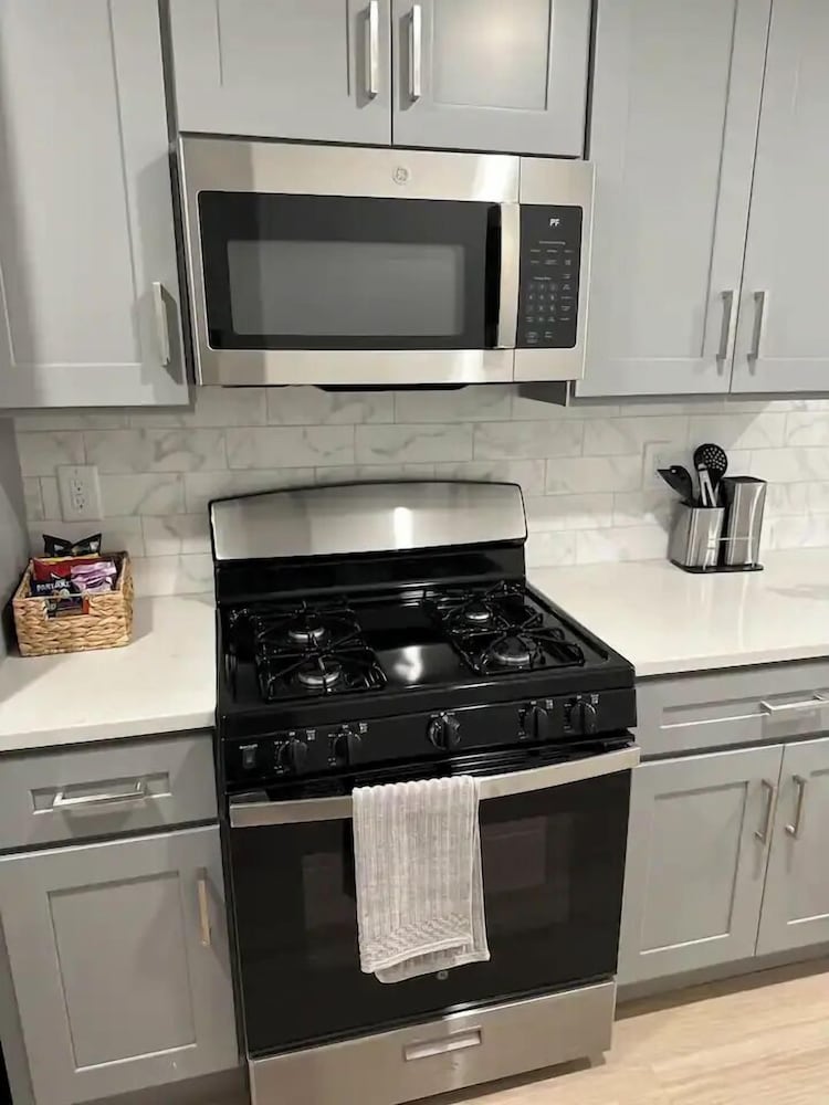 Modern 1BR 1BA Apartment