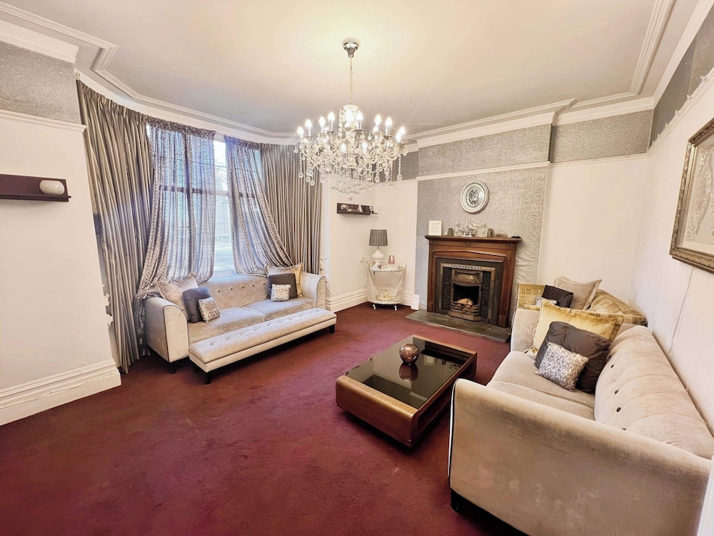 Hottub-garden-parking-sleeps10-10mintotown