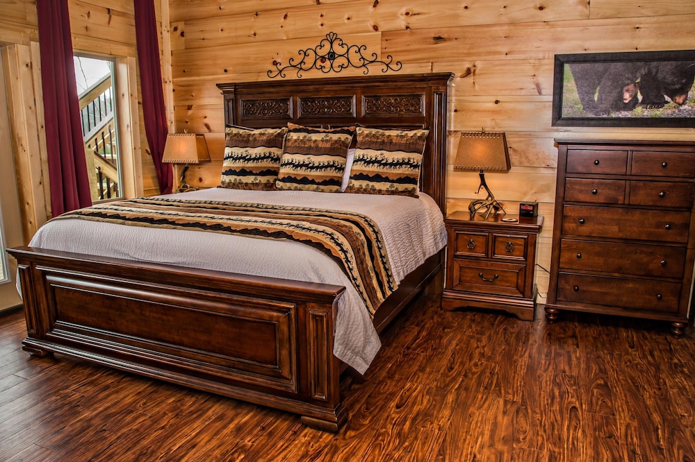 Breathtaking 14BR Cabin: Elevator Views Games Hot Tubs Galore, Billede 16