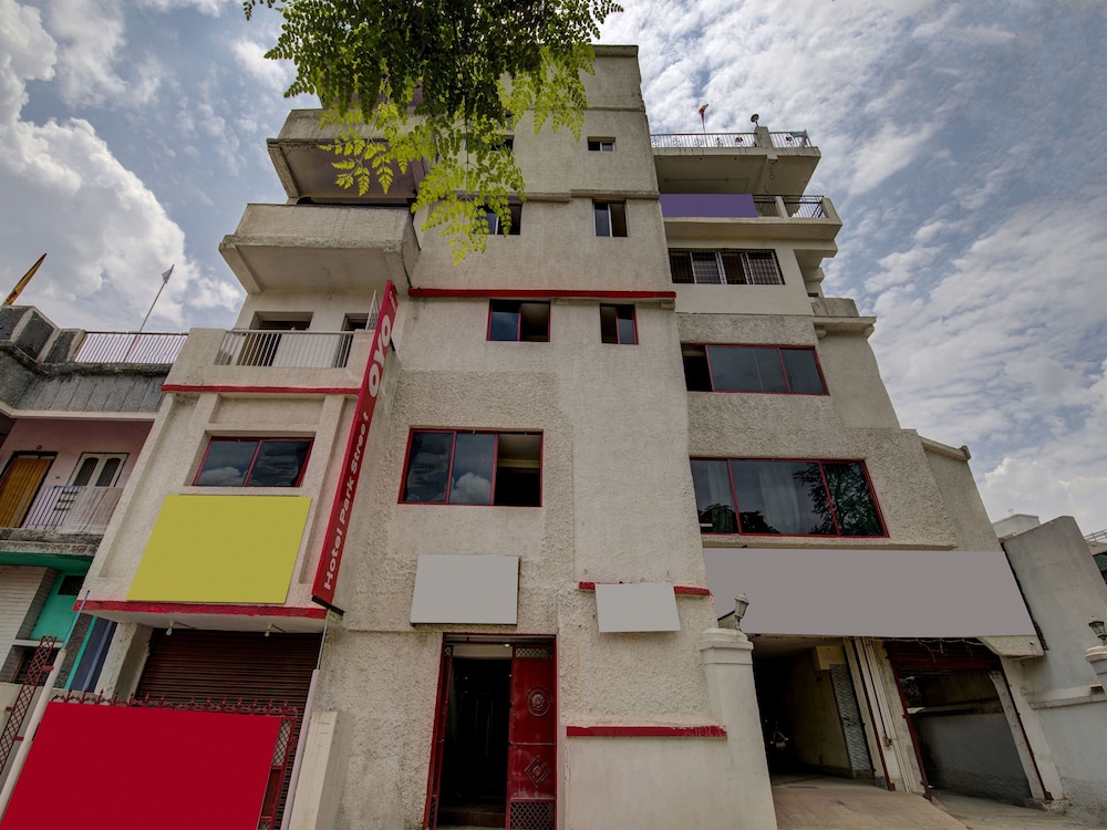 OYO 8976 Hotel Park Street 2