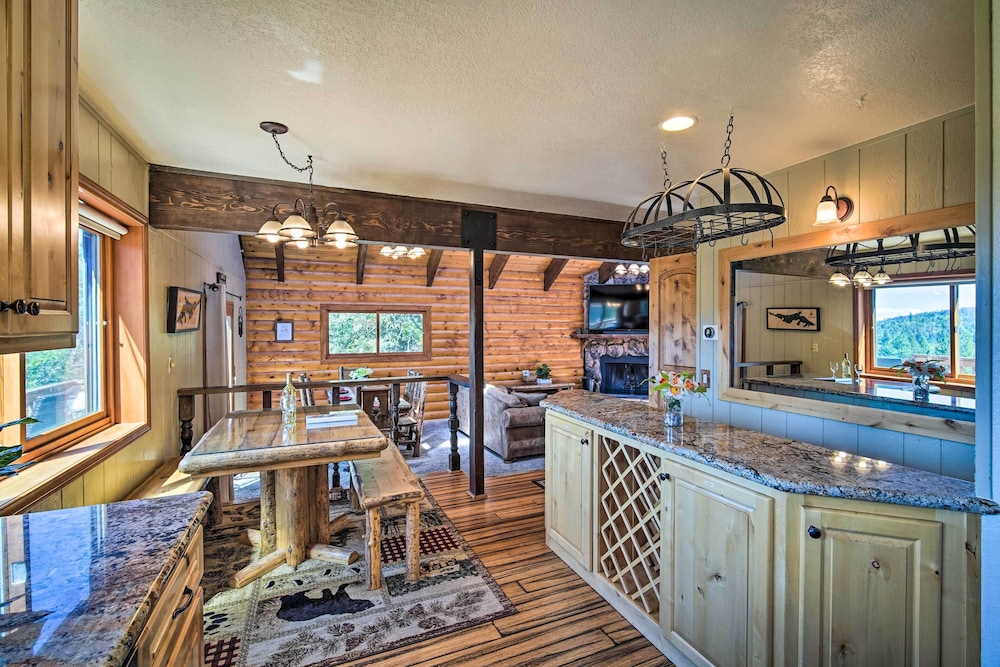 1 Mi to Bear Mountain: Cozy Cabin w/ Views! view 3