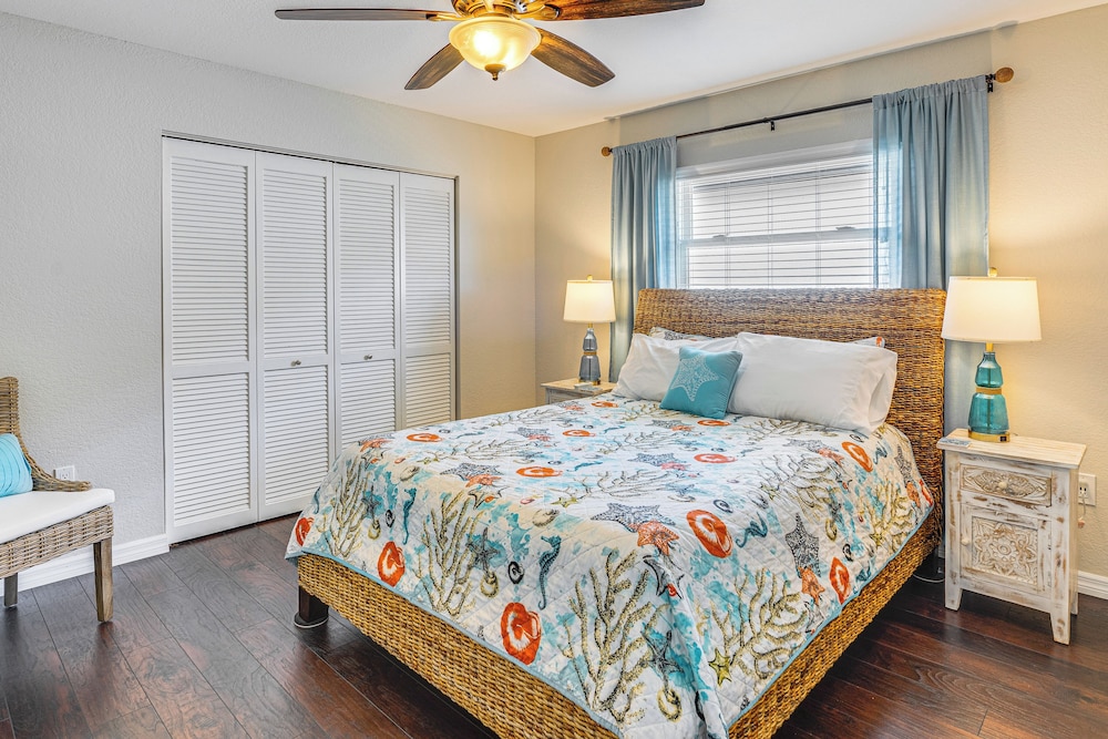 Heated Saltwater Pool & Dock: Port Charlotte Home