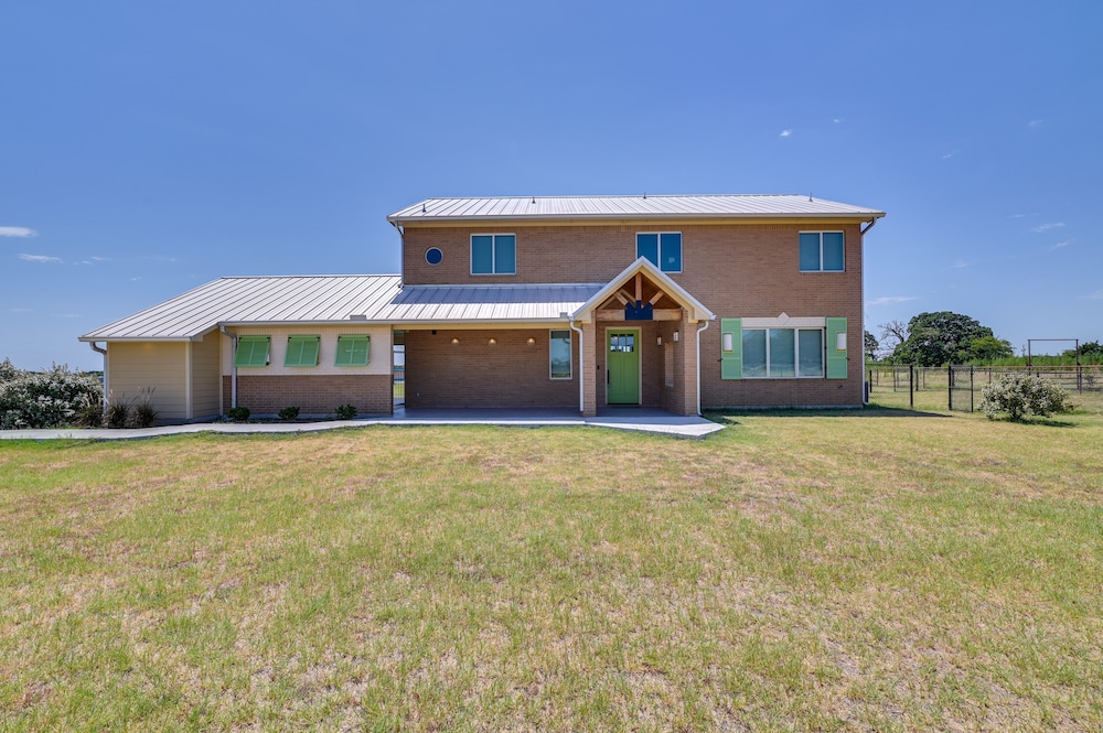 26-acre Pilot Point Ranch Home w/ Pool & Mini Golf view 5