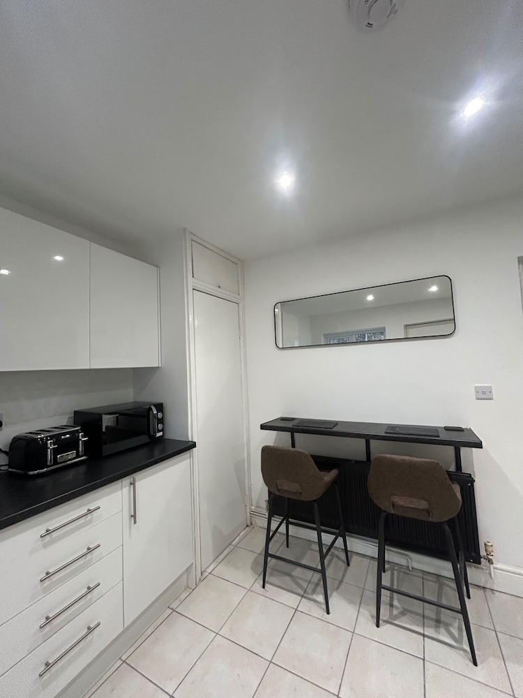 Modern Cosy Spacious 4 Bedroom House