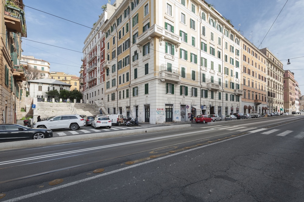 Inviting 3-bed Apartment in Roma 4mins to Colosseo