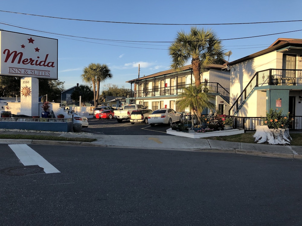 Hotel Merida Inn and Suites - Image 1