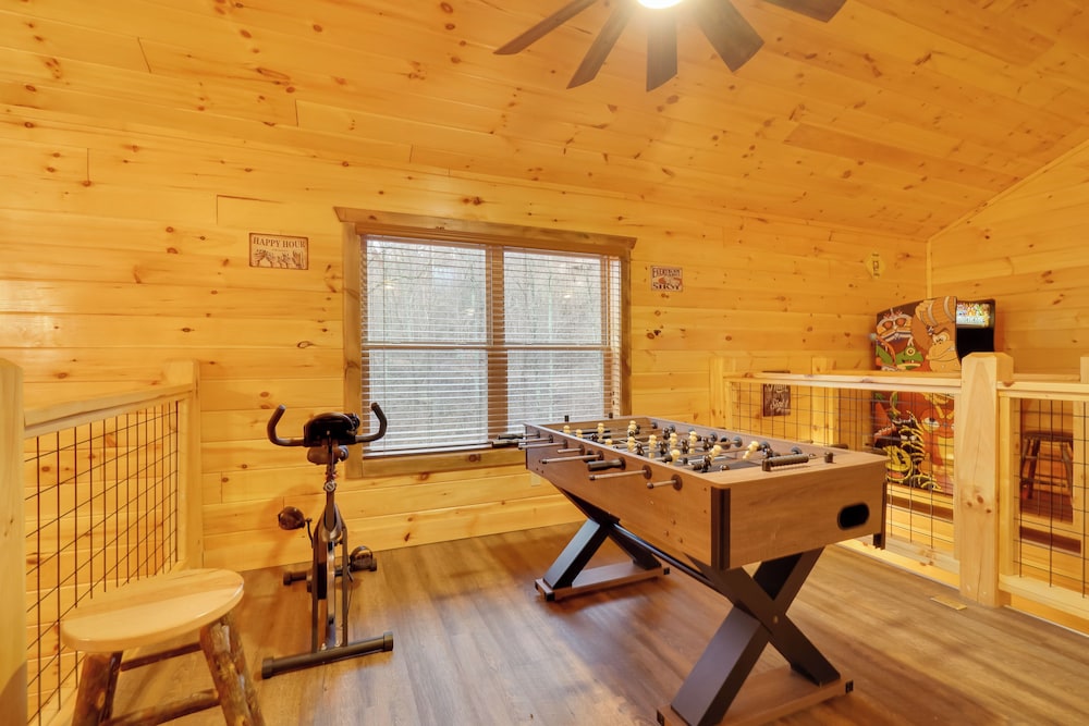 12 Mi to Gsmnp: Cabin w/ Game Room in Sevierville