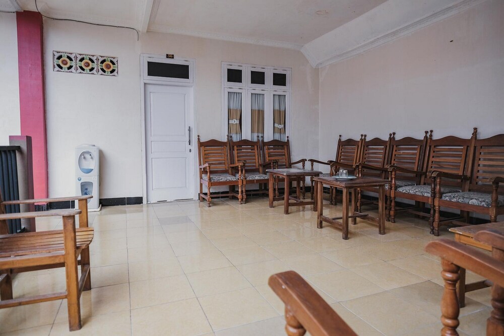 RedDoorz Syariah near Kebun Raya Liwa view 5