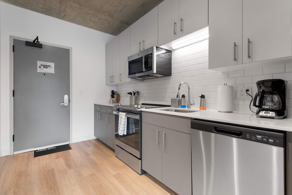 Large Group Lincoln Park 4BR Near Train More