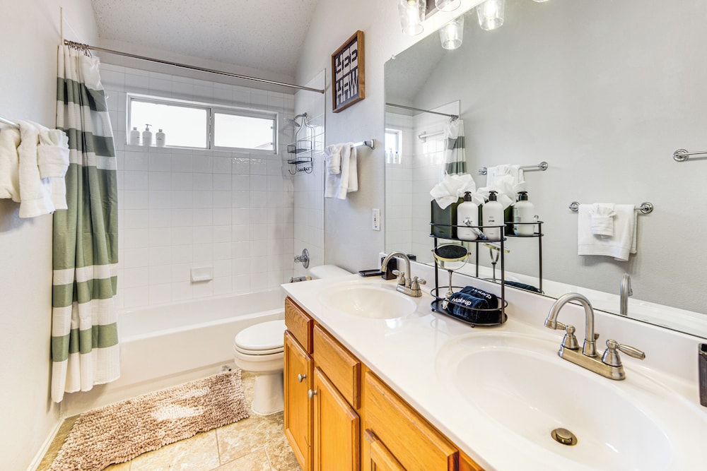 Game Room, Hot Tub & Pool! Grand Prairie Getaway