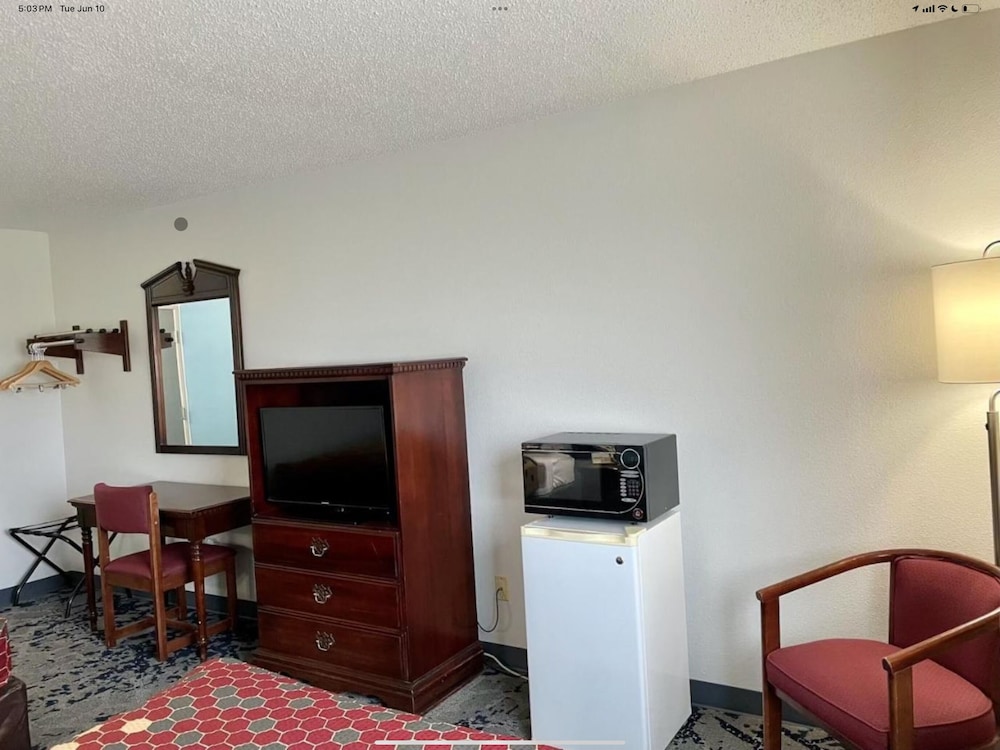 Lamoni Inn & Suites