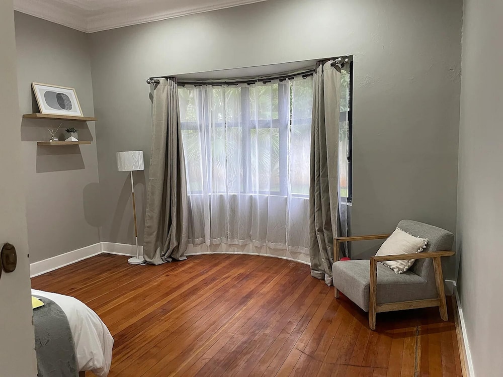 Contemporary 2 bed in Suburbs - 2081 view 3