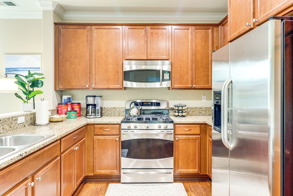 6 Mi to Dtwn Reno: Mtn-view Retreat w/ Fireplace!