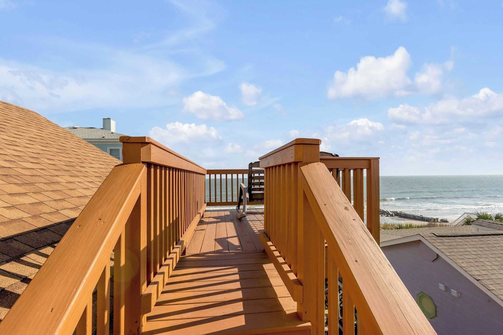 Oceanfront w/ Pool, Panoramic Deck Views, 5bdr Folly Ocean Breeze by Avantstay