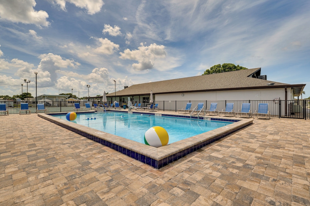 4 Mi to Fort Myers Beach: Home w/ Resort Perks!