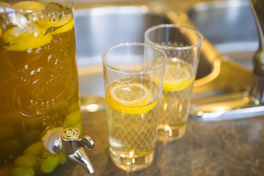 QuickStay - Sunlit Luxury Loft on King West - Image 4