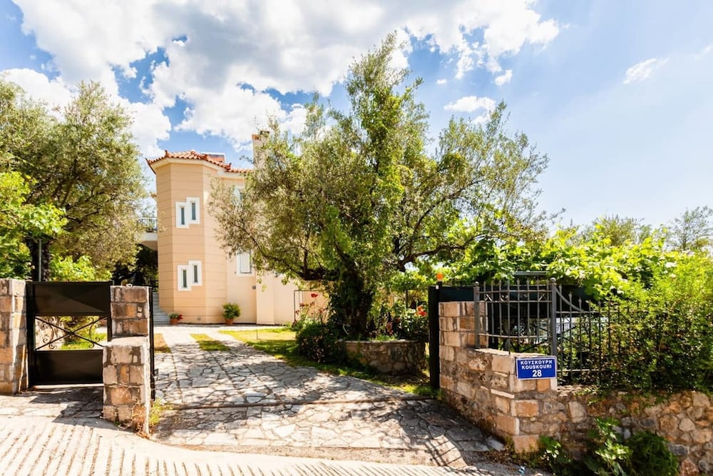 Verga Majestic Sunsets - Elegant Chic Retreat
