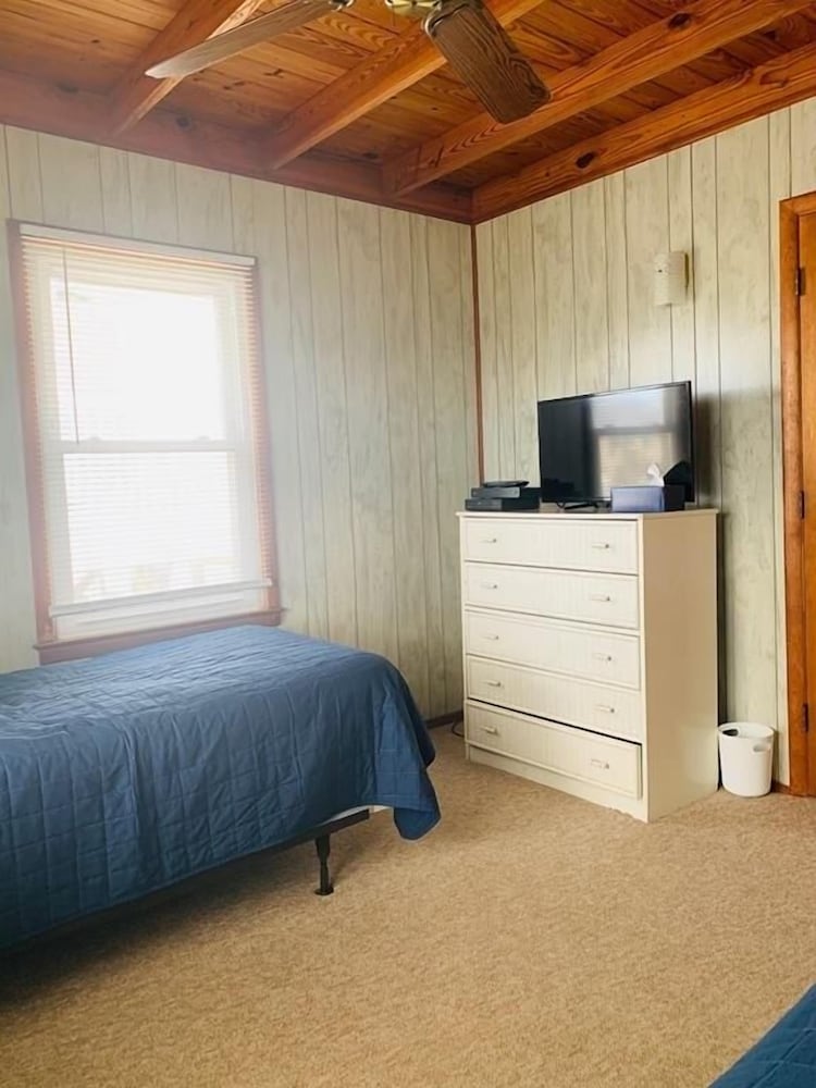 Wayne's World 3 Bedroom Home by RedAwning