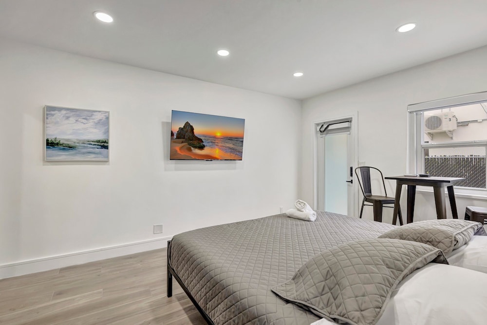 Studio off Las Olas- Steps to the Beach