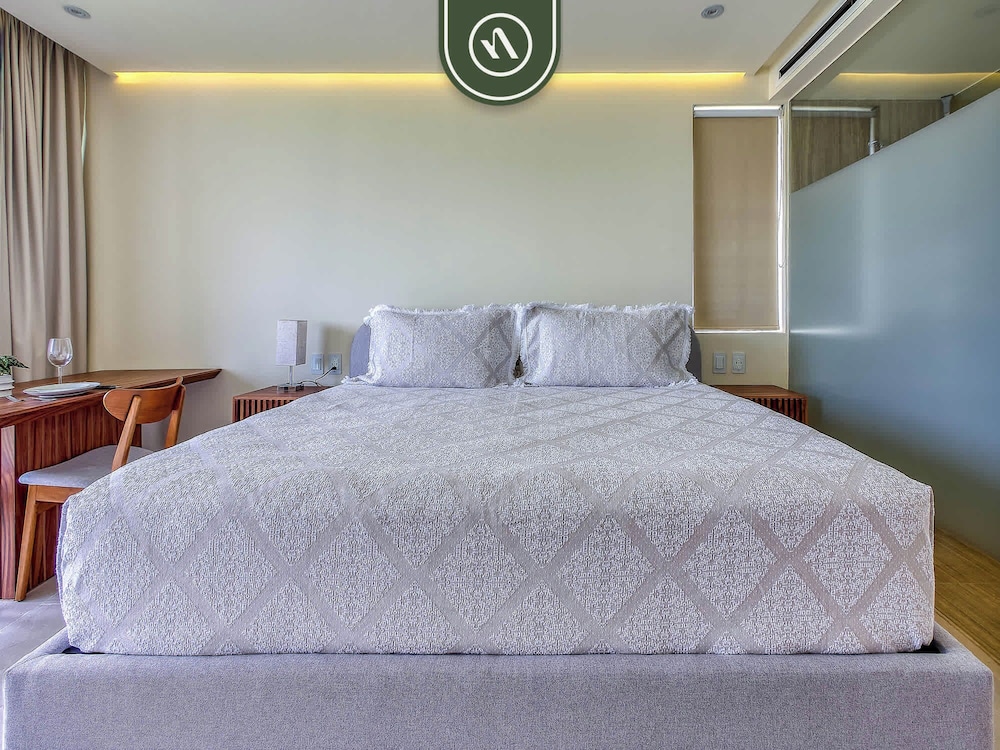 Luxury Condo With Canal View - Near Beach