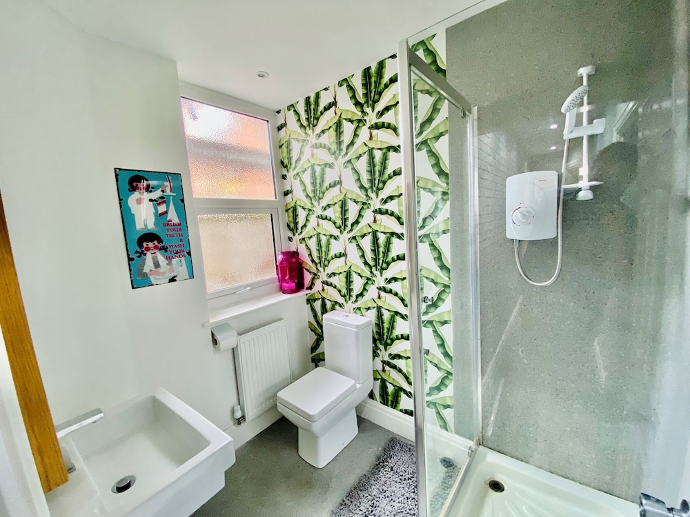 Blackpool - 4 Beds - Sleeps 10 - Pet Friendly