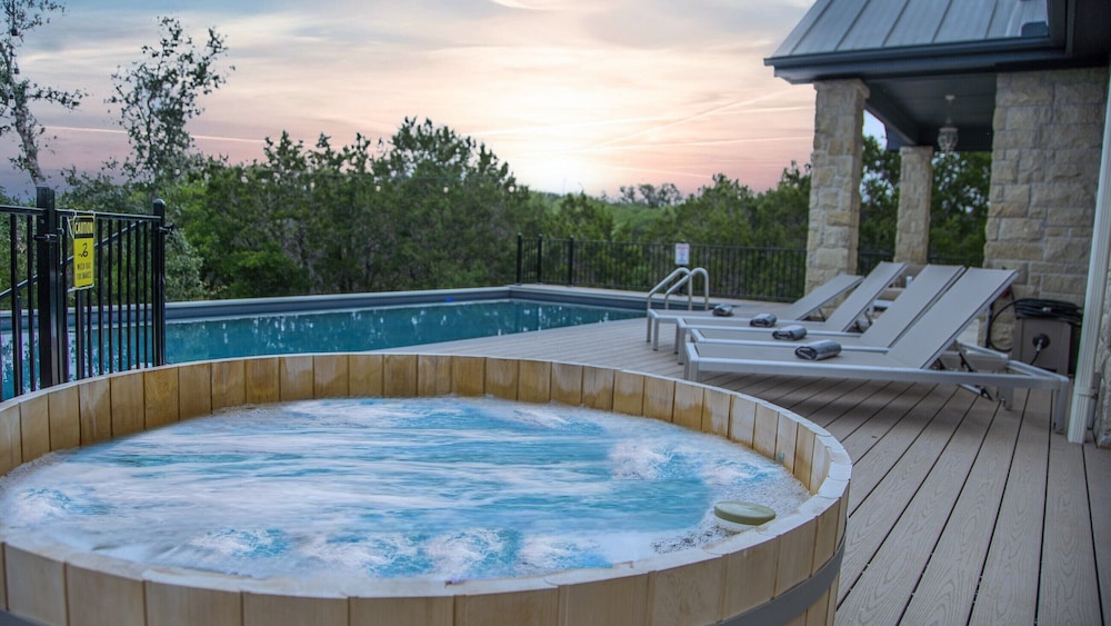 Spicewood Lodge W/pool, Hottub - Property Image 16