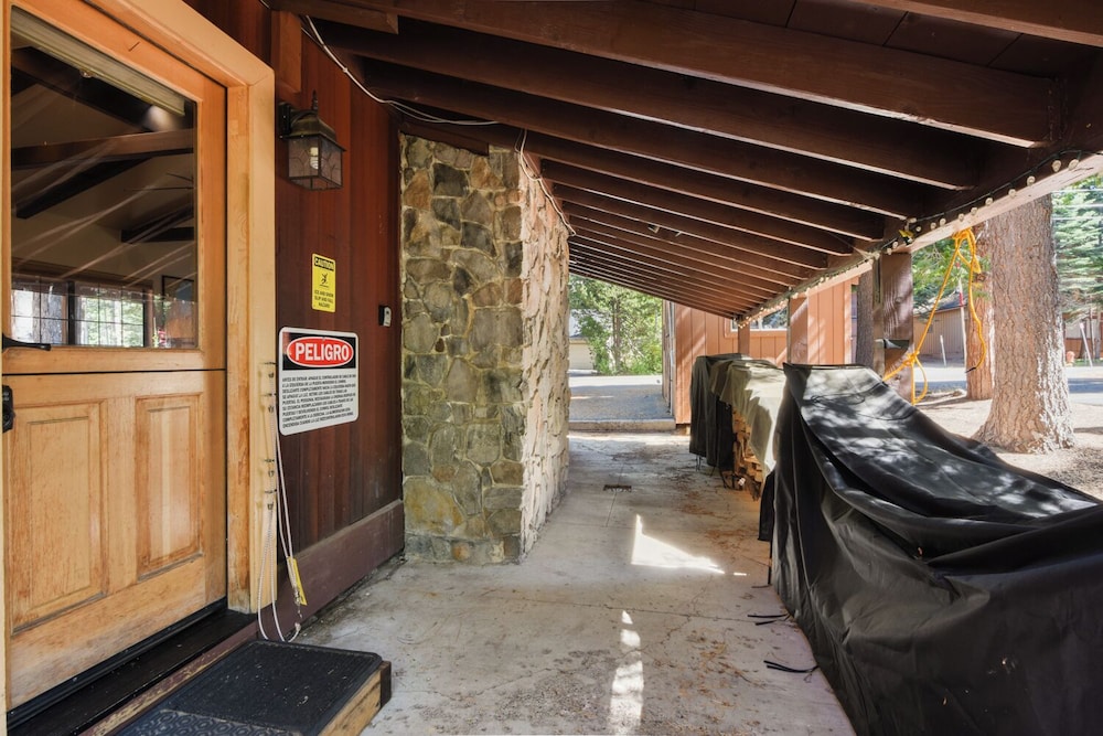 Elm Street Getaway Sleeps 8!