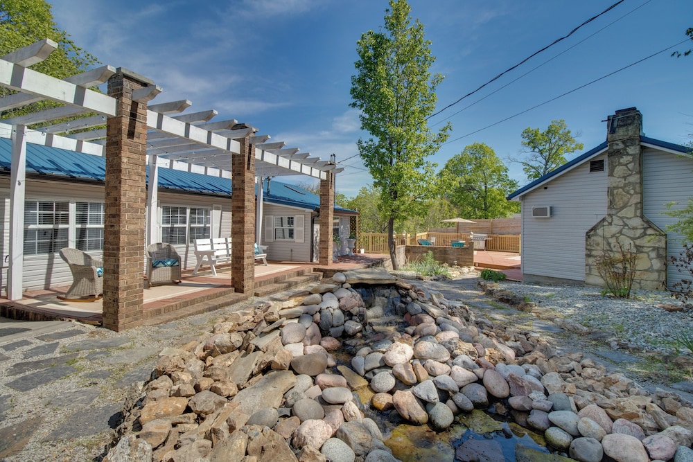 Cozy Mountain Home Cottage: Walk to Marina! view 3